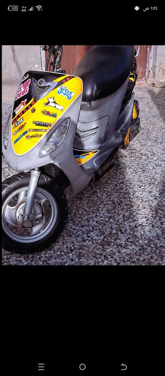 سلام عليكم دراجه للبيع مكاني طوريج دراجه ما مفتوح برقي  كفرات كامله وياه سعر ٤٥٠ و بيه مجال بصيط  رقمي ***********
