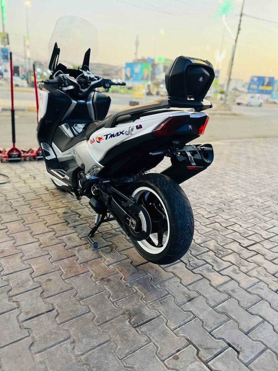 تيماكس DX قطعه مميزه بحاله الوكاله لون نادر طالعه من ماهر الكناني مزادها موجود بالمزاد ماشيه 3700km وحاليا 6000km  يعني ماشيه اقل 3 الاف بالعراق دراجه جديده كلش وبرغي مملعوب بيها حته دسكات بعدهن بلادي كلشي بيها بلادي ودراجه اجه بيه منضومه كامرات ودواسات ريزوما وقباقه مكينه ريزوما وقباقه عنابير ريزوما  وبيه بعد نواعم شواحن تليفون ثنين بلاديات بيه هواي شغلات حلوه مواصفات DX  معروفه تراكشن مثبت سرعه تدفئه كشن ويدات وجامه كهربائيه ودراجه سعرها 73 بيها مجال بسيط مكاني كربلاء شراي يتصل ***********

