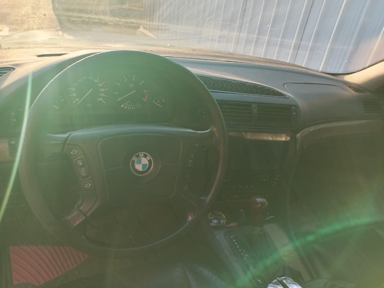 السلام عليكم
بي ام 730 موديل 1995 كاسحه
السياره مثل ما موضح بالصورة نصبتها حلوه السياره كير مكينه حداديه خير من الله 
مصبوخه عام للجماليه بدون حادث 
تبريد شغال 
غرفتها جلد والصور كدامكم 
معروضه ب75 وبيها مجال للشراي شرط التحويل 
***********
