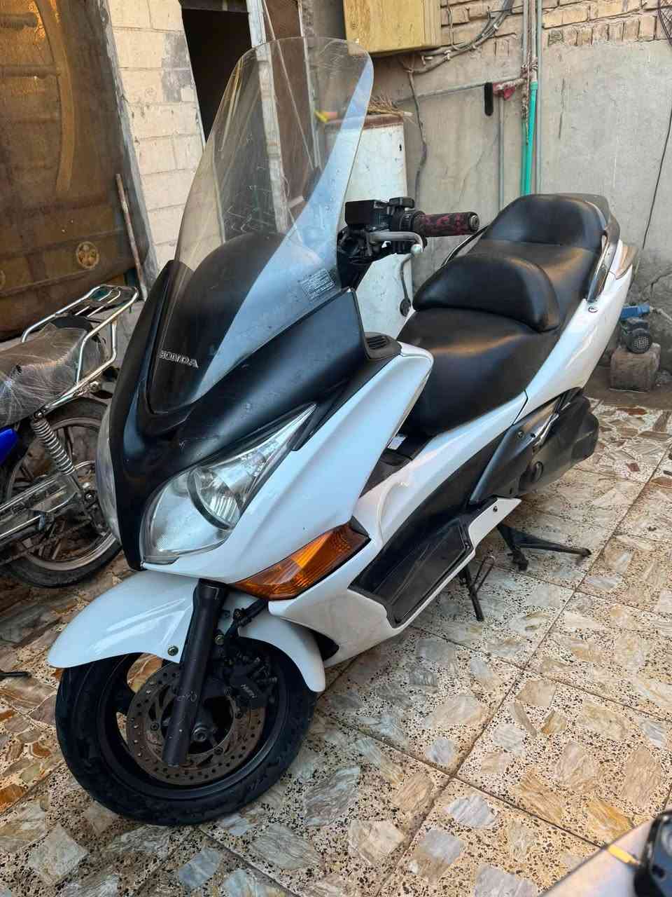 ***********
سلام عليكم سلفر ونج جيتي ٤٠٠ دراجة ترايك ل شمال كامله ماناقصه شي رايده ب١٤ وبيه مجال مكاني بغداد الحسينيه اوفر مود اي بي إس كامله دراجة
