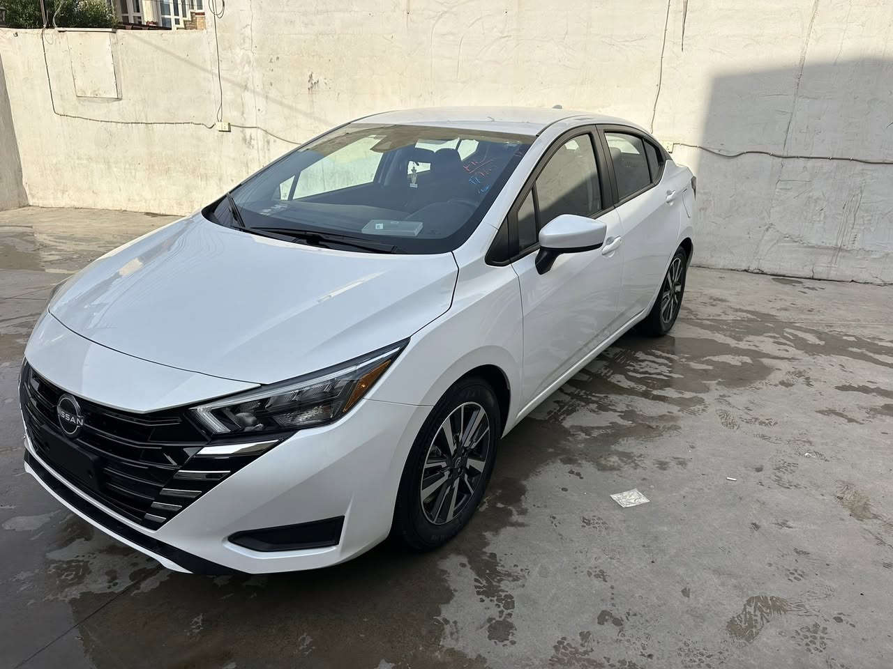 نيسان فيرسا 2025 SV بدون صبغ سياره فول بصمه لايت زينون سعر131/***********

