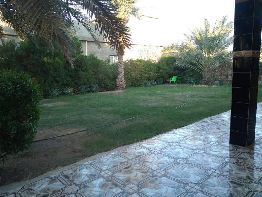 بيت للبيع عقد زراعي 35 مصفره على شارع تبليط رئيسي  مساحة البيت 1000متر  البناء فيه 160 متر مع  حقل 150 متر مع  7 دوانم بستان ملاصق للبيت ويوجد ماء فياض في البستان و  يحتوي على نخل ..برحي ..مكاوي ..خستاوي ..غريبة ..الخ  .كذلك مدارس قريبة وخدمات متوفره فول ..محتويات الببيت 
استقبال ....3 غرف نوم ...حولي ...مطبخ ...حمام وتواليت ...مع ديوان خارجي وتواليت خارجي عدد2 

الموقع ..ديالى ...الخالص ...ابو تمر ..على الشارع الرئيسي تبليط .. 
للاستفسار المراسلة على الخاص الماسنجر او الاتصال على الرقم *********** كذلك فيه واتساب
