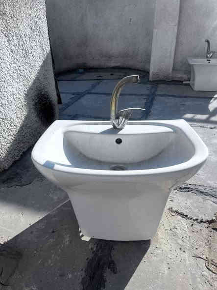 سقيفة كيسبان مستعملة قياس ٨×٣.٥م مفصخه للبيع رايدها ب٣٥٠ الف مكانها اليرموك 
ومغاسل تعليك عدد ٤ سعر الوحده ٣٥ الف
***********
