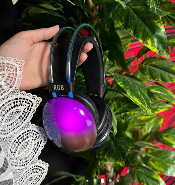 سماعة الألعاب اللاسلكية RGB PG580 Disco Pulse  (متـوفر الان )

استمتع بتجربة صوت وإضاءة مميزة مع سماعة PG580 اللاسلكية بتصميم RGB عصري مناسب للألعاب والموسيقى والاستخدام اليومي.

• اتصال لاسلكي Wireless V5.3 لحرية أكبر أثناء الاستخدام

• إضاءة RGB LED متعددة التأثيرات بتصميم ملفت

• وحدة صوت بقطر 40mm لصوت واضح وعميق

• مايكروفون مدمج للمكالمات والدردشة

• تدعم أزرار تحكم متعددة لتغيير الأغاني والتحكم بالصوت والرد على المكالمات

• تدعم كارت TF مع منفذ شحن Type-C

• الموديل: PG580 Disco Pulse
• نوع الاتصال: Wireless V5.3
• نوع المنتج: Wireless Gaming Headphones
• قطر السماعة: Φ40mm
• نطاق التردد: 20Hz – 20kHz
• الحساسية: 119±3dB
• الجهد المقنن: DC 5V
• التيار المقنن: ≤1mA
• سعة البطارية: 800mAh
• وقت الشحن: حوالي ساعتين
• الوزن: 320g ±5g
• الشحن: Type-C
• المزايا الإضافية: ANC Intelligent Active Noise Reduction / Built-in Mic / RGB Lighting

محتويات العلبة:
• سماعة PG580 RGB
• كيبل شحن Type-C
• كتيب التعليمات


**إذا كنت صاحب هذا الإعلان وتريد حذفه لأي سبب، رجاءا أرسل رسالة إلى الدعم الفني**