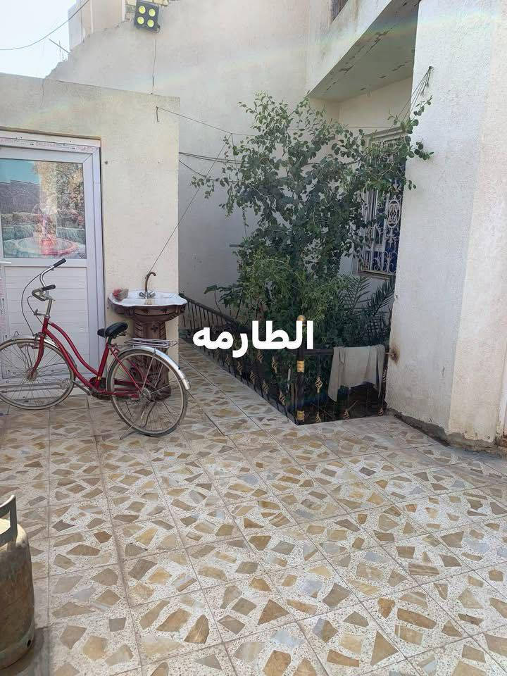 دار للبيع المساحه 200 م عدد الغرف 4 مع صالات 2 و صحيات عدد 3 طابقين العنوان مغربه الملحق الموظفين رقم القطعه 12/12451 
الاتصال ***********
