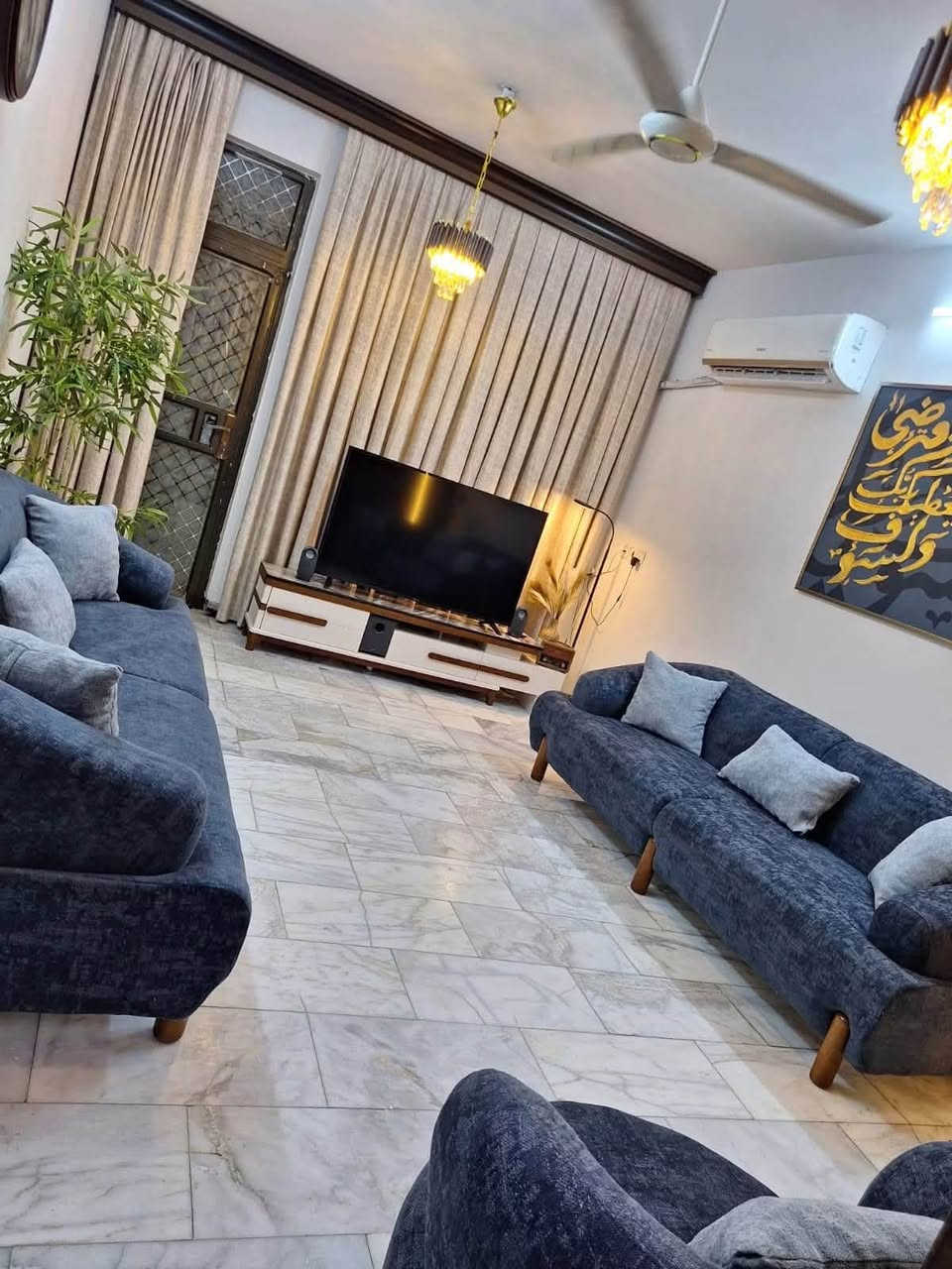السلام عليكم 
بيت للبيع في حي الجهاد منطقه ديوان الضباط مقابيل مجمع الريتاج السكني شارع ١٥ قرب الأربع شوارع 
مساحه البيت ١٠٠ متر واجهه ٤ ونزال ٢٥ 
يحتوي البيت على ٣ غرف وحمامات عدد٢ وصاله ومطبخ 
للاستفسار اتصل الرقم التالي 
***********
ابو محمد للعقار ☎️
