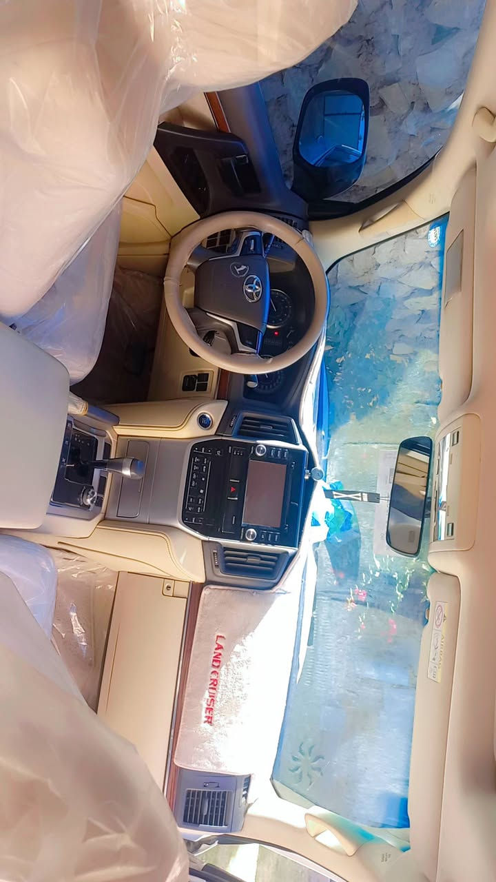 سلام عليكم لاندكروز الكزز مديل 2016  ٠٠ 8 سلندر  باقي تفاصيل تصال رقم ***********
