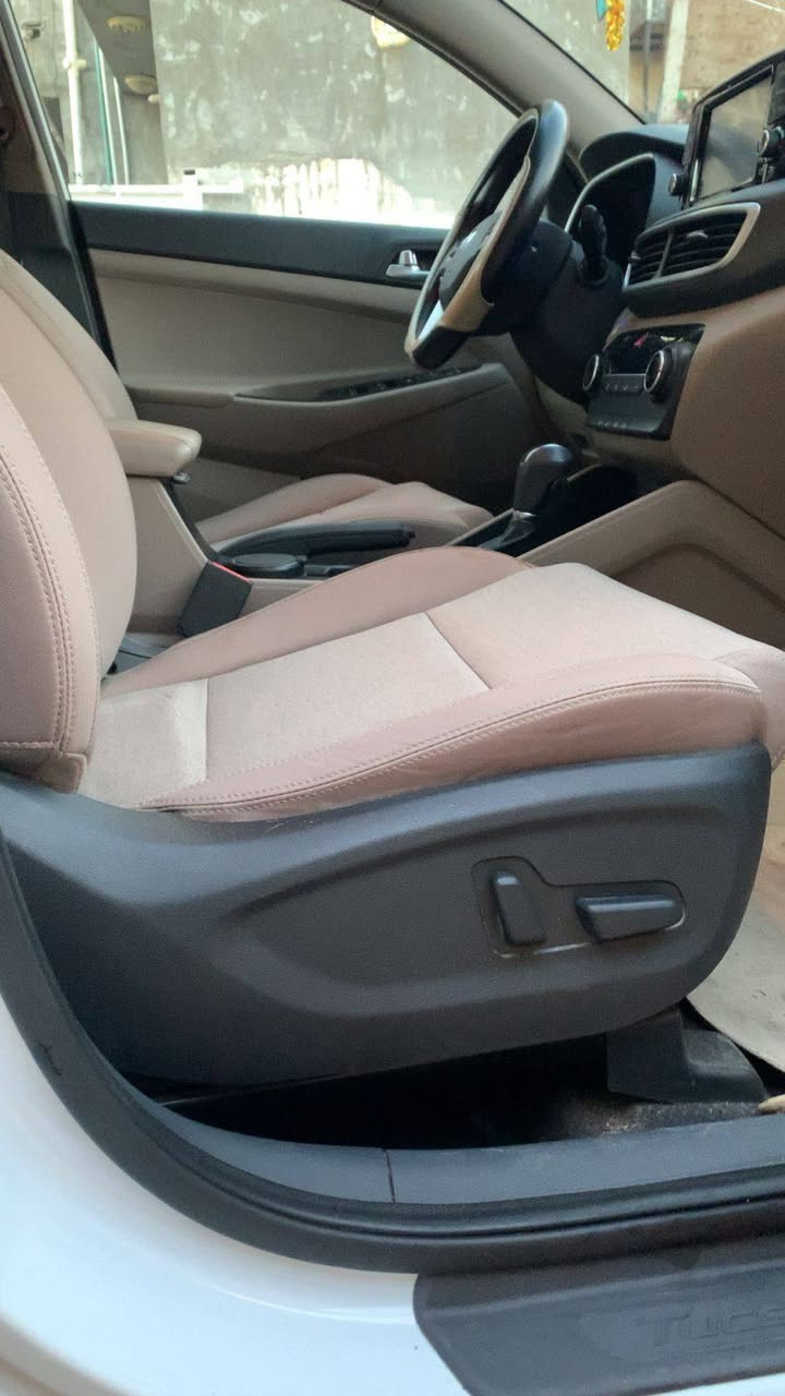 توسان ٢٠٢١ رقم بغداد سنوية وهزة جديدة جيكي  ماشية ٩٠ الف كيلو مكفولة من اي  صبغ و حادث  على أيدي محرك وكير ما مفتوح على البلادي داخل وكهربائيات نظيفة شغالة. مواصفات كاملة عدا البانوراما بصمتين بلادي.. تشغيل عن بعد.. شحن موبايل وايرلس. . مقعد السايق والصدر كهربائي . خمس عدسات الاستفسار التواصل على الرقم ***********. السيارة في بغداد
