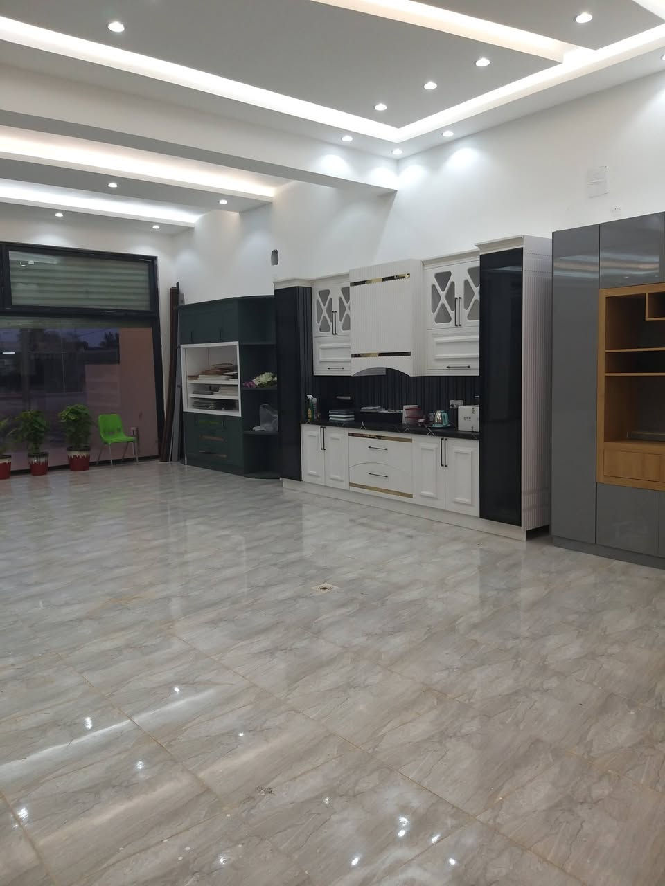 للبيع معارض صالات ضيوف او معرض مطبخ بارد جديد بالحله مواصفات عاليه للتواصل  ***********
