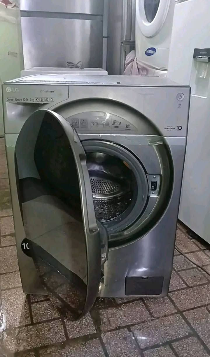 🌙👑 عرض فاخر VIP – غسالة LG الكورية الأصلية الذكية (10.5كغ / 7كغ) 👑🌙
للناس اللي تحب الجودة الحقيقية، مش غير الشكل…
هذه LG أصلية مصنوعة في كوريا 🇰🇷
يعني:
✅ عمر طويل
✅ قوة في الغسل
✅ راحة بال لسنوات 👌
💎 تكنولوجيا الملوك داخل غسالة وحدة:
📶 Wi-Fi ذكية
➡️ تشعلها وأنت مرتاح في فراشك
➡️ تتحكم فيها من الهاتف بكل سهولة 😴📱
💨 Steam / بخار
➡️ يقضي على الجراثيم
➡️ ينزع الروائح
➡️ ملابس نظيفة صحياً للعائلة 👶
🧼 Auto Clean (تنظيف الحوض تلقائي)
➡️ الغسالة تنظف روحها بنفسها
➡️ نظافة دائمة + عمر أطول
🛡️ Anti-Allergy / Anti-Bacteria
➡️ ضد الحساسية
➡️ مثالية للأطفال الصغار
➡️ تحمي اللي يتحسّسوا من الغبار والجراثيم 👶❤️
🌪️ TurboWash / TurboDrum
➡️ غسل سريع وقوي
➡️ تنظيف عميق حتى في الأوساخ الثقيلة
⚙️ Direct Drive Inverter
➡️ هدوء تام
➡️ قوة عالية
➡️ اقتصاد في الماء والكهرباء 💧⚡
🧱 هيكل كامل INOX ضد الصدأ
➡️ صلابة
➡️ مقاومة للزمن
➡️ شكل فاخر يشرّف أي دار 👑
🧠 Smart Diagnosis
➡️ تشخيص ذكي للأعطال
➡️ راحة في الصيانة
➡️ توفير في التكاليف 🔧
🌙🎁 هدية رمضان اللي تفرّح الزوجة فعلاً
💖 تنحي التعب نهائياً
🕰️ توفّر الوقت للراحة
🕌 تخليها تتفرغ للصلاة وقراءة القرآن
👶 وقت أكثر للأولاد والعائلة
🤲 والزوج يكسب دعوة الخير كل يوم
⚠️ هذه غسالة غالية لأنها تستاهل
❌ مش للناس اللي تحب الرخيص
✅ هذه للناس اللي تحب الراحة، الجودة، والفخامة 👑
📞 اللي يحب يكرّم زوجته في العيد = يتصل اليوم قبل ما تروح!
البيع عند كمال 
🎥 فيديو كامل لطريقة الاستعمال كأنك تجربها في منزلك — أول تعليق
 @super fans 
#غسالات 
#النساء 
#الملابس


**إذا كنت صاحب هذا الإعلان وتريد حذفه لأي سبب، رجاءا أرسل رسالة إلى الدعم الفني**