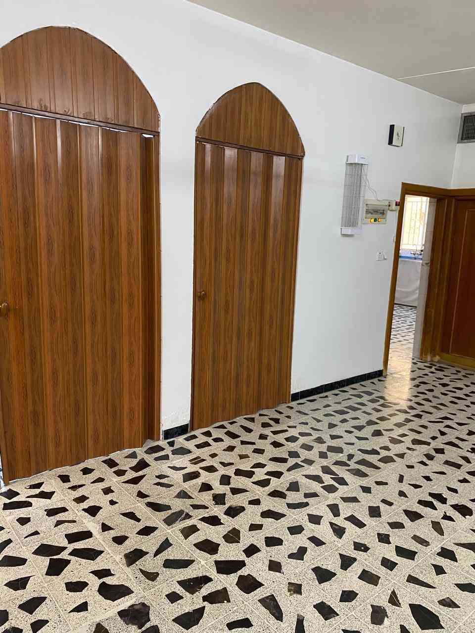 دار للبيع حي الصديق الاولى مقابل باب كلية طب الاسنان
يبعد عن السايدين ( 125) متر الدار  المساحة الكلي 250م  العمق ( ٢٠ ) متر  الواجهة (  ٥ ، ١٢ ) متر الطابق الارضي غرفتين نوم + هول كبير + استقبال + مطبخ مع مخزن + صحيات + كراج يسع سيارتين                                 الطابق الاول غرفتين + هول + صحيات سطح ناصي ودرج مع سطح عالي بناء(درجة مميزا  )  بحالة جيدة يصلح للسكن                       لتفاصيل اكثر مراجعة مكتب دور الموصل مقابل باب طب الاسنان او الاتصال بالرقم                   ***********–***********—***********#
