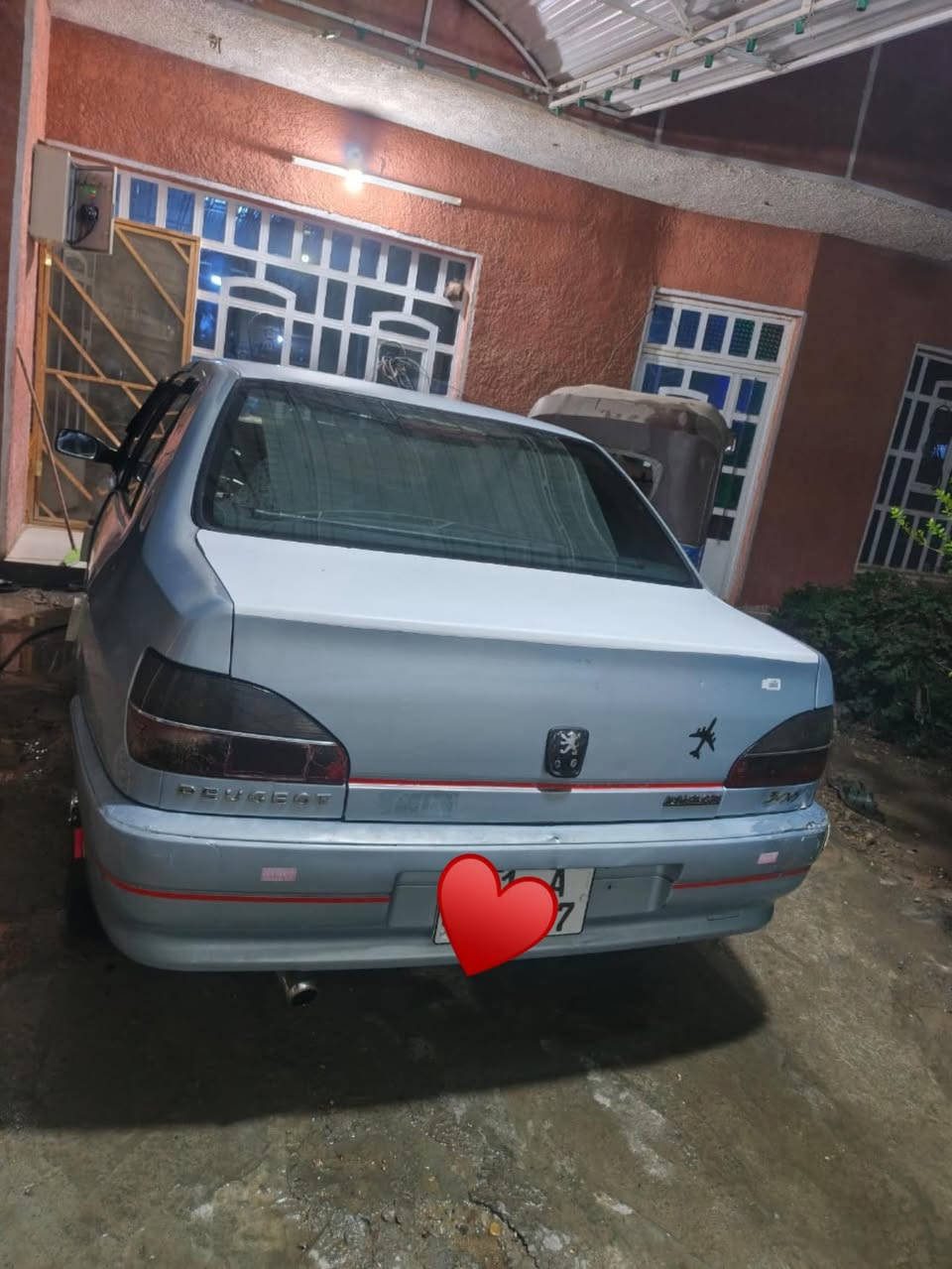 السلام عليكم بيجو 306. 2001 سياره لون سمائي تايرات جدد لايت زنون سماعات شوفر بيه فقط الجاملغ الامامي بي مرجع بارد السياره باسمي رقم بغداد
عنوان بغداد يم القوس مال بوب الشام 
رقمي ***********
