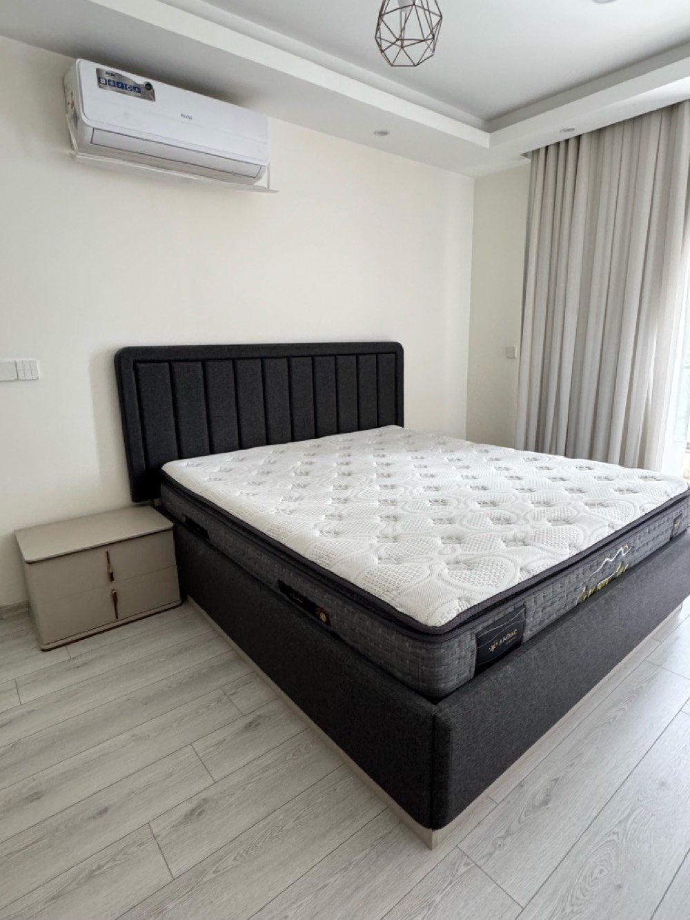 غرفة نوم فاخرة للبيع بحالة ممتازة، تتميز بتصميم أنيق من الخشب الفاتح مع رأس سرير مبطن ومراتب مريحة. تشمل الخزانة الكبيرة بوحدات متعددة الأبواب مع مرآة، بالإضافة إلى تسريحة ذات مرآة وأدراج للتخزين. مثالية لإضافة لمسة من الفخامة والراحة إلى أي غرفة نوم.