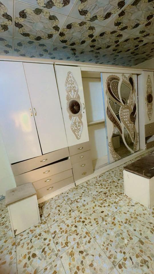 غرفه تركيه للبيع بيه اضرار بسيط قفلها300 الف  ***********
