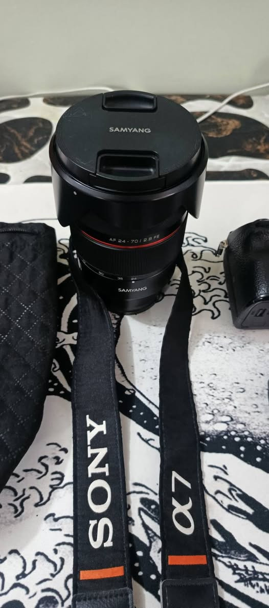 السلام عليكم
كاميرا سوني سفن ثري مع عدسة 24-70   F2.8   نوع ساميانگ 
مع كامل ملحقاتها و كارتونة العدسة و و كارتونة البدي 
الشتر 34K 
النضافة واضحة كدامكم نضيفة جدا 
الكاميرا و العدسة مشروطه من العيب و المشاكل 
تفحص و تتأكد 
توصيل موجود
الموقع النجف الأشرف 
السعر 11 ورقة و بيهن مجال بسيط 
للتواصل 
***********
