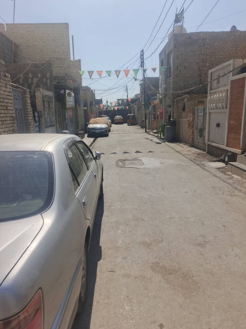 سلام عليكم بيت للبيع
منطقة حي ور  الشيشان قرب السده 
مساحه للبيت ٨٠  واجهته ٤ نزال٢٠ 
كلشي نضامي بل منطقه الصور امامكم 
للتواصل ***********
