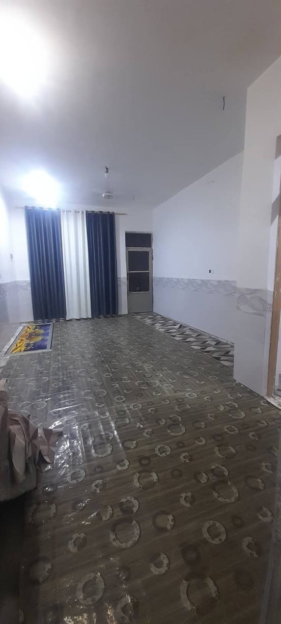 سلام عليكم دار سكن للبيع بناء حديث لبيت متكون من غرفتين نوم وصاله وستقبال ومطبخ لبيت جاهز لسكن مساحه 255 معه طرمه كبير لبيت طابو زراعي حي الكرار نهايت شارع 30   لتفاصيل عله تصال ***********
