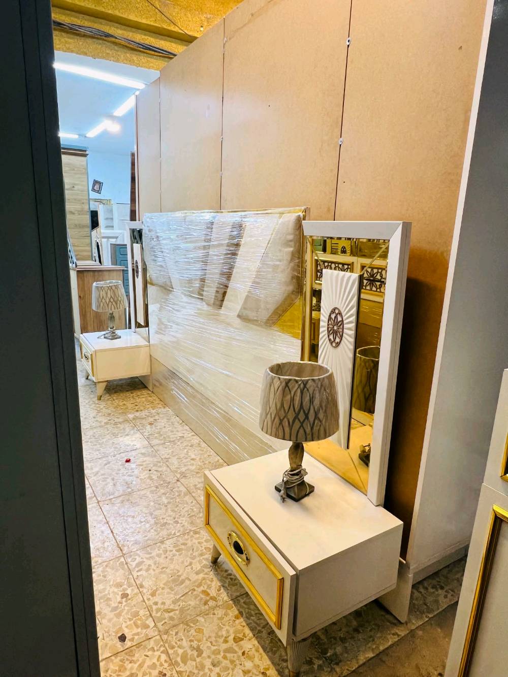 غرفة نوم أنيقة ومتميزة بلون أبيض ذهبي تضيف لمسة من الفخامة على أي منزل. تتضمن خزانة ملابس واسعة مع مرايا عاكسة وتصميمات زخرفية مميزة. مثالية لاستكمال ديكور غرفة نومك بجمال ورونق مثاليين.

المجموعة تتضمن:
- خزانة ملابس كبيرة
- تسريحة مع مرآة
- كومود مع درجين

هذه الغرفة مصنوعة من مواد عالية الجودة لضمان المتانة والاستخدام طويل الأمد.