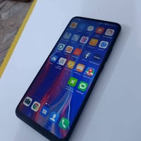 ذاكرة 128 • كاميرا امامية سوداء • كسر خفيف