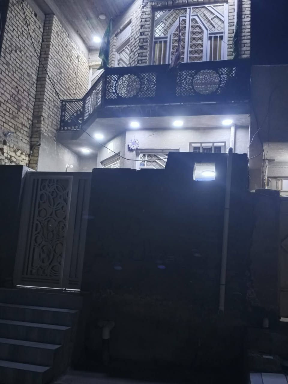 بيت للبيع المساحه ٧٨يتكون القاط الاول من مطبخ ومناور ثنين وصاله وستقبال والقاط الثاني يتكون من غرفتين وصحيات  المكان شارع الطابو القديم شارع بيت شيخ محمد الاتصال على الرقم‏‪***********‬‏
