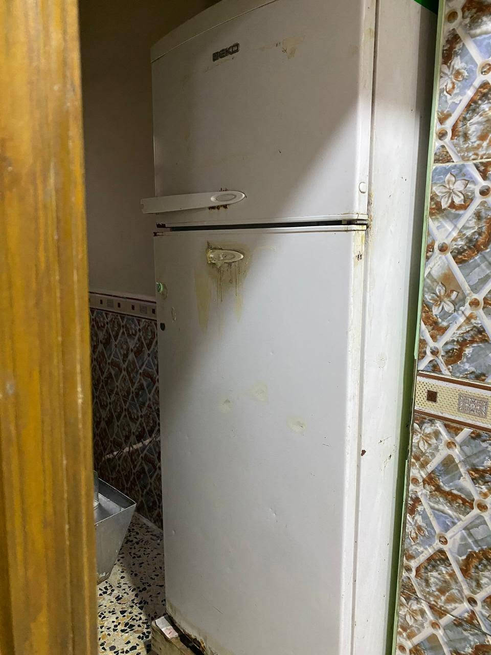 السلام عليكم ثلاجه كبيره للبيع سعر ١٥٠ وبيه مجال كاونتر ٣٠٠ وبي مجال ***********
