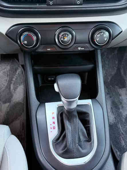 السلام عليكم سيراتو للبيع موديل ٢٢ رقم اربيل قطعتين تبريد ماشيه ٧٨ محرك ١٦٠٠ السياره بسمي  الشراي يتصل مكان السياره بغداد مواصفات السياره عاديه بيها بارد بل باب الخلفي وبيها طخه بل بالب الثانيه ممصلحه باقيه على وضعها السعر ١٥٨ 
رقم الهاتف ***********
