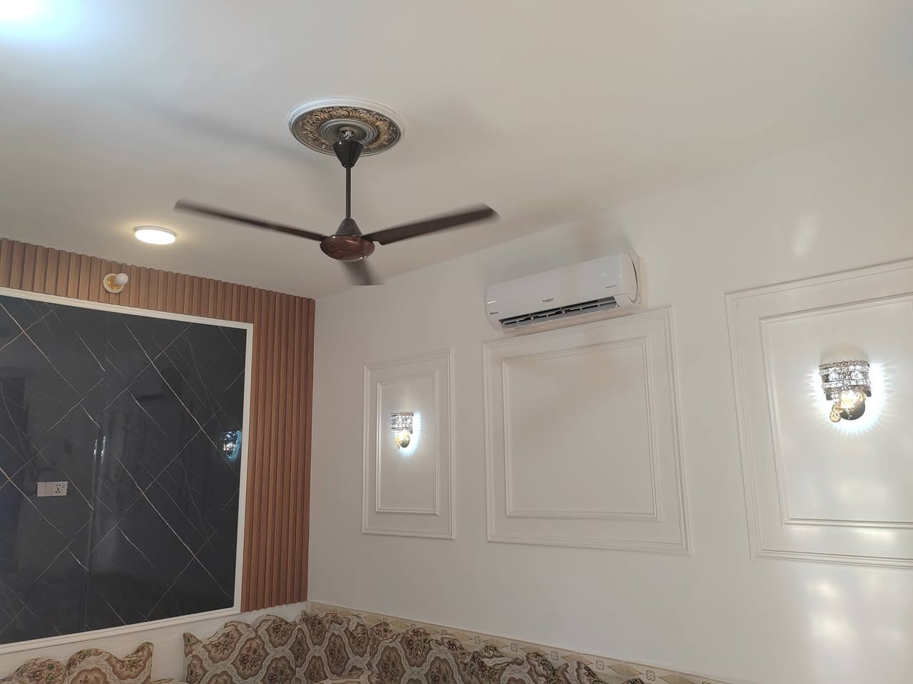 بيت للبيع مساحه 200 متر على ساحه خضراء قرب المستشفي حي العسكري 
اتصل على الرقم ***********
