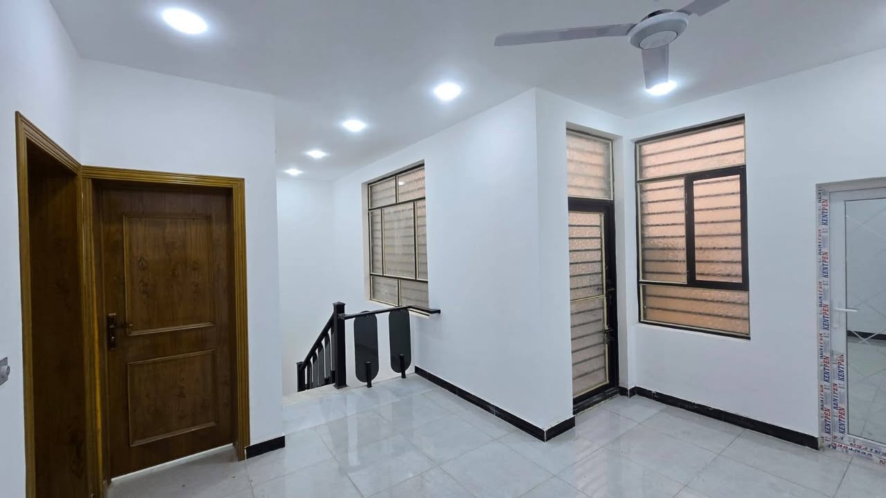 بيت للبيع في كربلاء مجمع بوابه الجنوب شارع حله كربلاء قرب مستشفى طب السنان
مساحة 100مترطابقين  طابو زراعي سند 25
البناء طابوك جمهورية كونكريت مسلح صب مركزي
يحتوي على استقبال ومطبخ وصاله وصحيات داخليه وخارجيه 3غرف نوم 
البيت بناء جديد بعده مامسكون الاستفسار اتصل ***********
