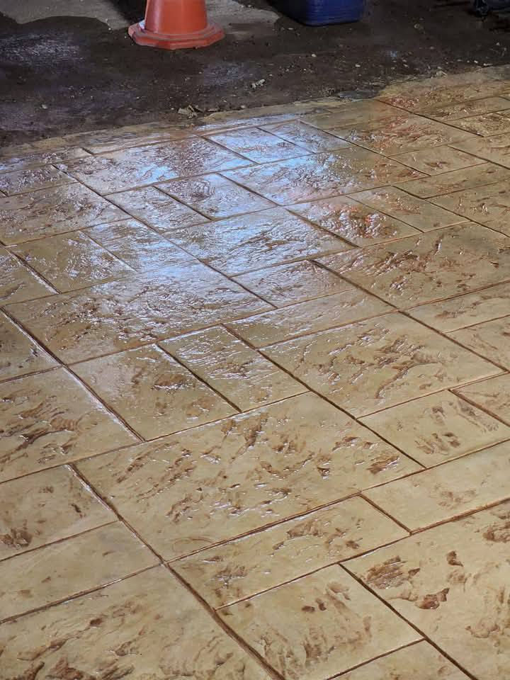 شركه النجوم الهنديسه للمقاولات العامه الأرضية المطبوعة
ديكورات ارضية احدث الموديلات تناسب جميع الاذواق

تفاصيل العمل:
1. فرش نايلون وBRC بي ار سي من ثم فرش كونكريت 
2. سقل مرحلى اولى.
3. نثر لون اسمنت حسب رغبة الزبون متوفرة جميع الاوان.
4. سقل مرحلى ثانية.
5. في حال جف الكونكريت نضع ماده بودر ريليز عازله بين الطبع والكونكريت يتم الطبع كذلك متوفرة جميع النقشات حسب رغبة الزبون وحسب تصميم المهندس.
6. بعد يومين من العمل يتم قص جوينات ومن ثم غسل قوي وينشف بلكامل.
7. وضع ماده السلر بعد الغسل وتنشيف بعدها ملمع وارنيش.
8. المواد تتحمل اقصى درجات الحرارة.

للحجز والاستفسار تواصل معنا على الارقام التالية: اتصال على*********** أو على*********** أو المراسله علا الواتساب
