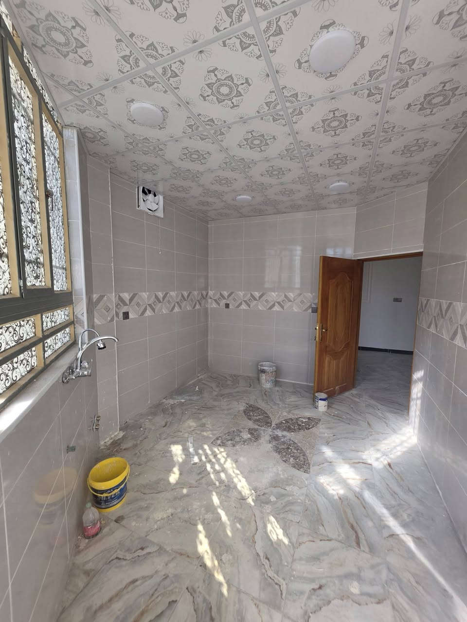 السلام دار 250 متر بالجبيرية الثالثة بالبداية من جهة اليرموك صاير حرف T على ساحة البيت مكون من 6 غرف  سقوف ثانوية  شغل درجة أولى 
***********
