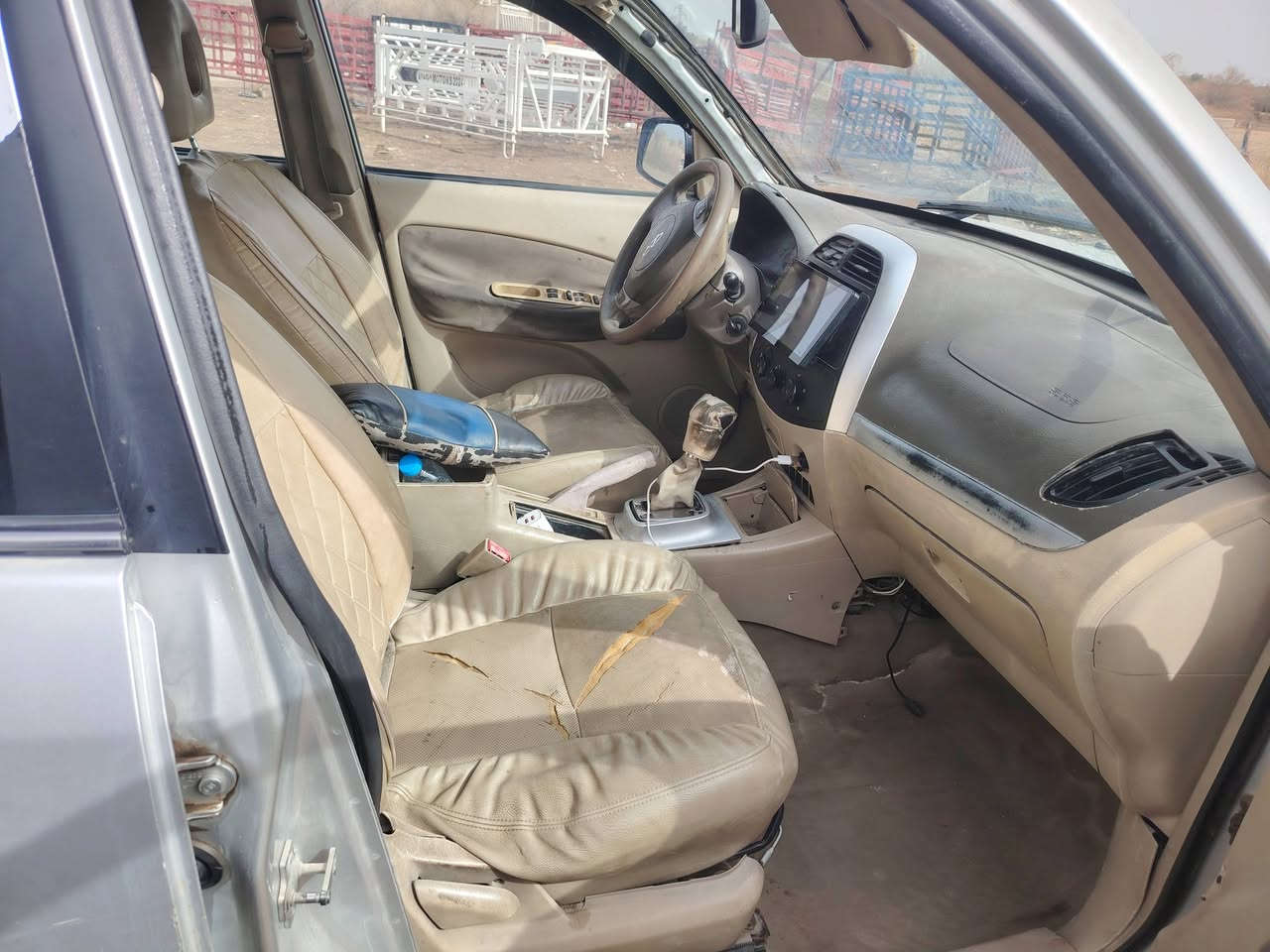 يتكو موديل 2011  رقمها بابل م صدر امامي خلفي جديد تايرات تخم بيها مابيها  اي نقص محور مكينه وكير كولار بسمي ثاتي يوم تحويل سيارة مابيها لا تبديل لا صبغ تعال شوف كدامك   ***********
