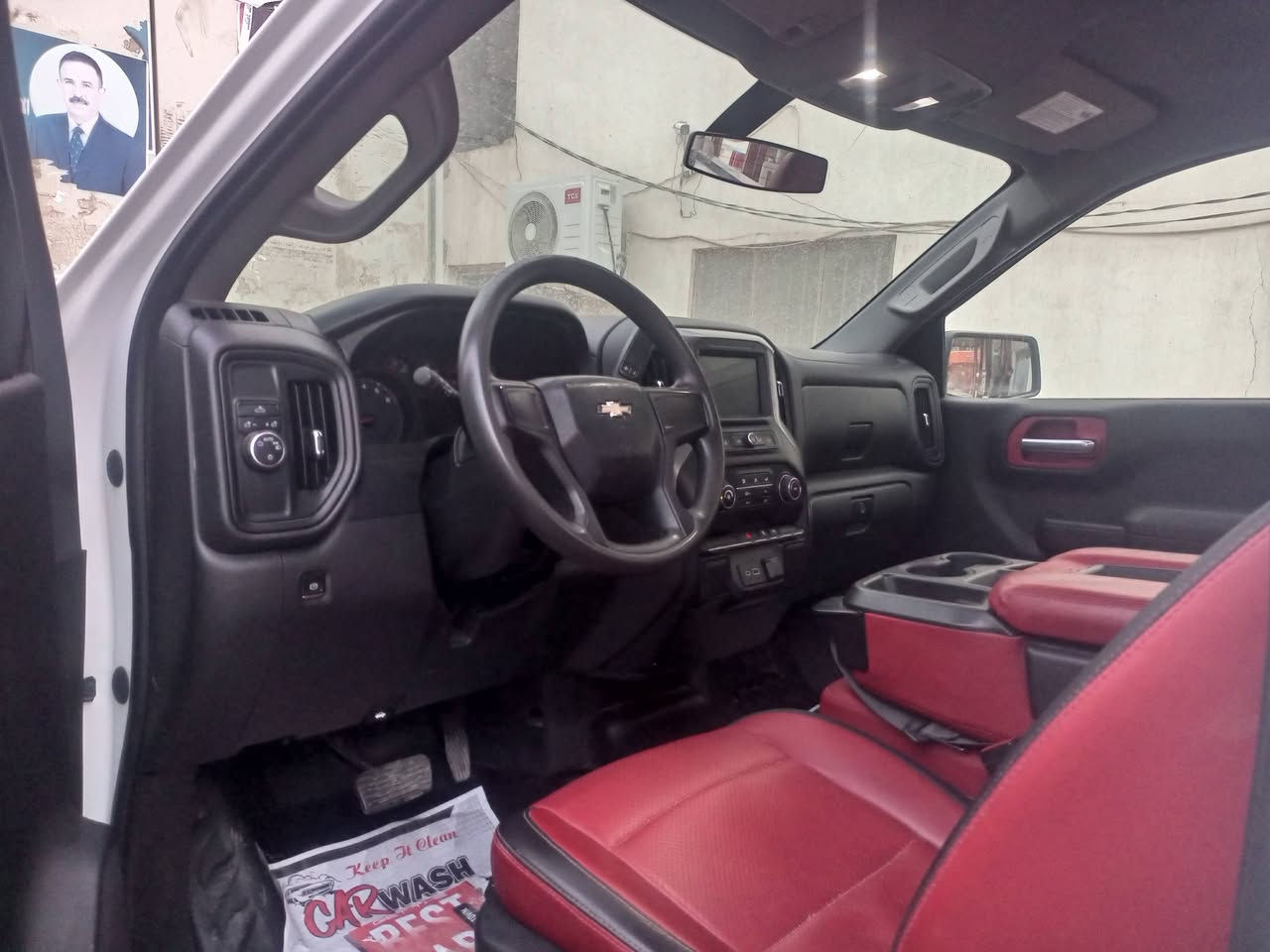 سلام عليكم
سلفرادوو موديل  2021
بدون رقم مكاني ديوانيه مركز محافظه 
بيع او مراوس حسب قناعه
***********
