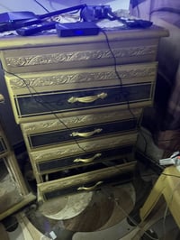 للبيع غرفة أخشاب  موجود كله غراضه بس رايدله شده  سعره ٣٥٠ الرقم٠٧٨٠٠٠٩...