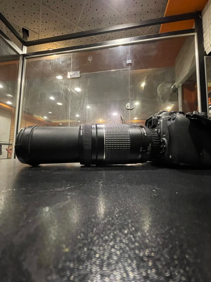 � للبيع: كاميرا Canon EOS 1200D بحالة ممتازة

المحتويات:
✅ كاميرا Canon EOS 1200D
✅ عدسة Canon EF-S 18-55mm الأصلية
✅ عدسة Canon Zoom EF 75-300mm الأصلية
✅ حقيبة حمل
✅ ستاند
✅ كارت ذاكرة SD
✅ الحزام الأصلي
✅ الكارتونة الأصلية

📌 الكاميرا نظيفة وشغالة 100%، وما بيها أي مشاكل.

💰 السعر: (475 الف)

📍 الموقع: (بغداد)

📩 للاستفسار أو التواصل 
***********
