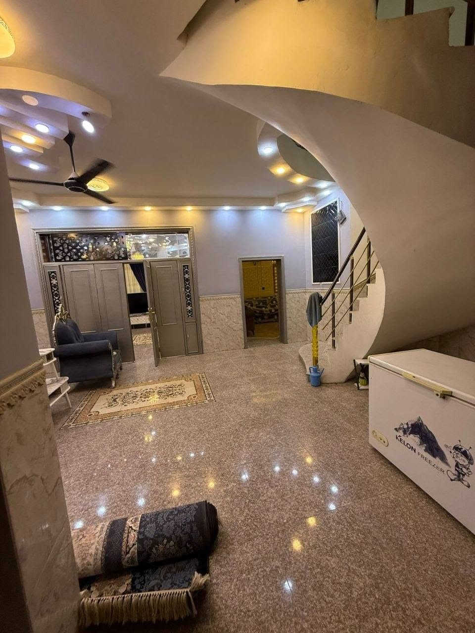 @إشارة 
بيت للبيع او المراوس في كربلاء قرب مستشفى الحجه يبعد عن الامام الحسين (ع) 2كم ثالث بيت عن الشارع الرئيسي .في بيت 100متر او150متر    مع الفرق ....

يصلح أن يكون بيت العمر او شركه او روضه أو معهد أو حسينيه للزوار بسعر مناسب

المساحه.250م في حي الصمود – الفرع الأول مرطبات جنات الحسين - المربع الذهبي 
 الواجهة: 12.5 متر
عدد الطوابق: طابقين حديث بناء درجة أولى 

الطابق الأول يحتوي على:
 🔴• غرفتين نوم احداهن  نظام سويت
 🔴• صالة
 🔴• استقبال
 🔴• مطبخين (حار وبارد)
 🔴• صحيات داخلية وخارجيه
 🔴• مع ديكورات مغربيه

الطابق الثاني يحتوي على:
 🟢• غرفتين نوم كبار
 🟢• صالة
 🟢• مجموعة صحيات 

الموقع مميز جدا  
للتواصل الاتصال..***********
