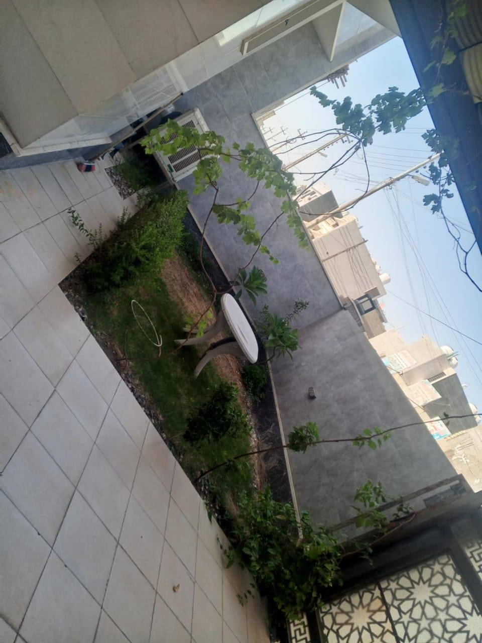 السلام عليكم بيت للبيع مساحه 220 متر دوره حي دجله شارع الصفوه التجاري الاستفسار خاص او واتساب ***********
