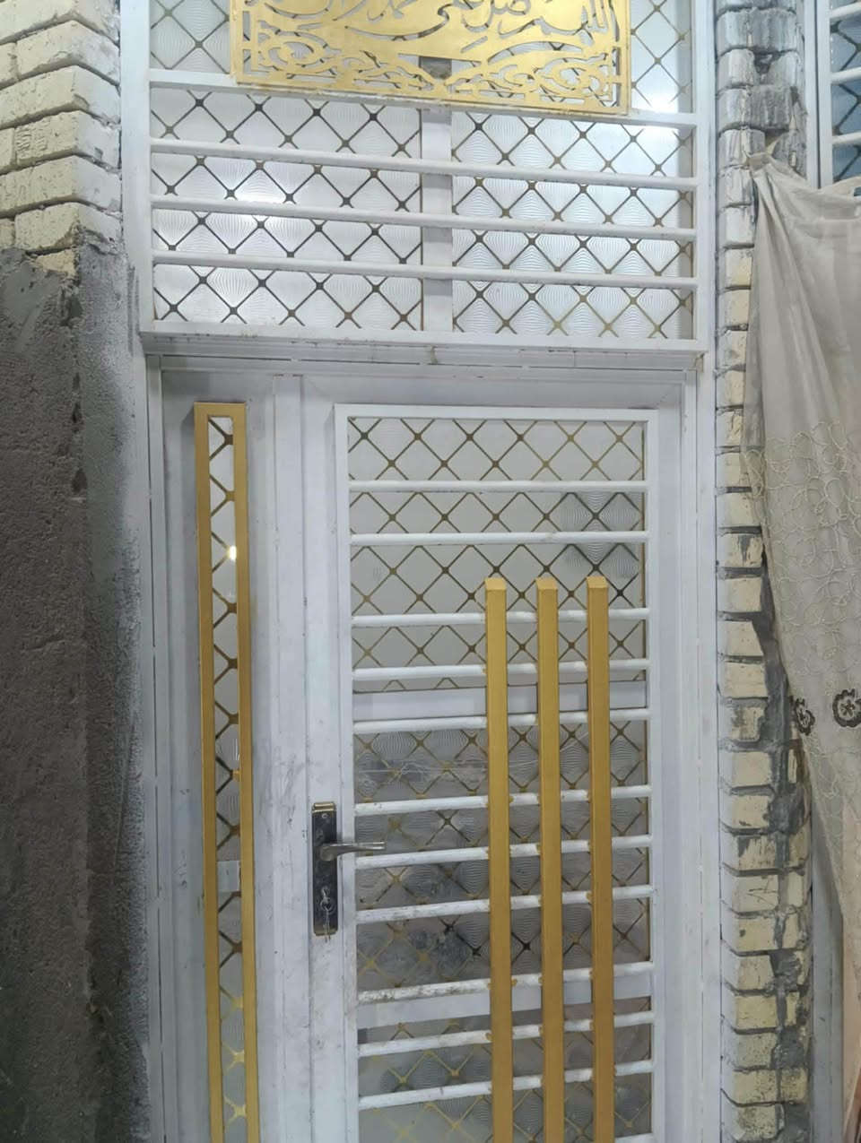 السلام عليكم دار للبيع طابو صرف مطلوب إسكان 16 مليون مساحه 100م حي الغدير الثانيه مقابيل الصحفين بناء حديث قاط ثاني عوزه دبلين طابوق للاستفسار الاتصال ع رقم ***********
