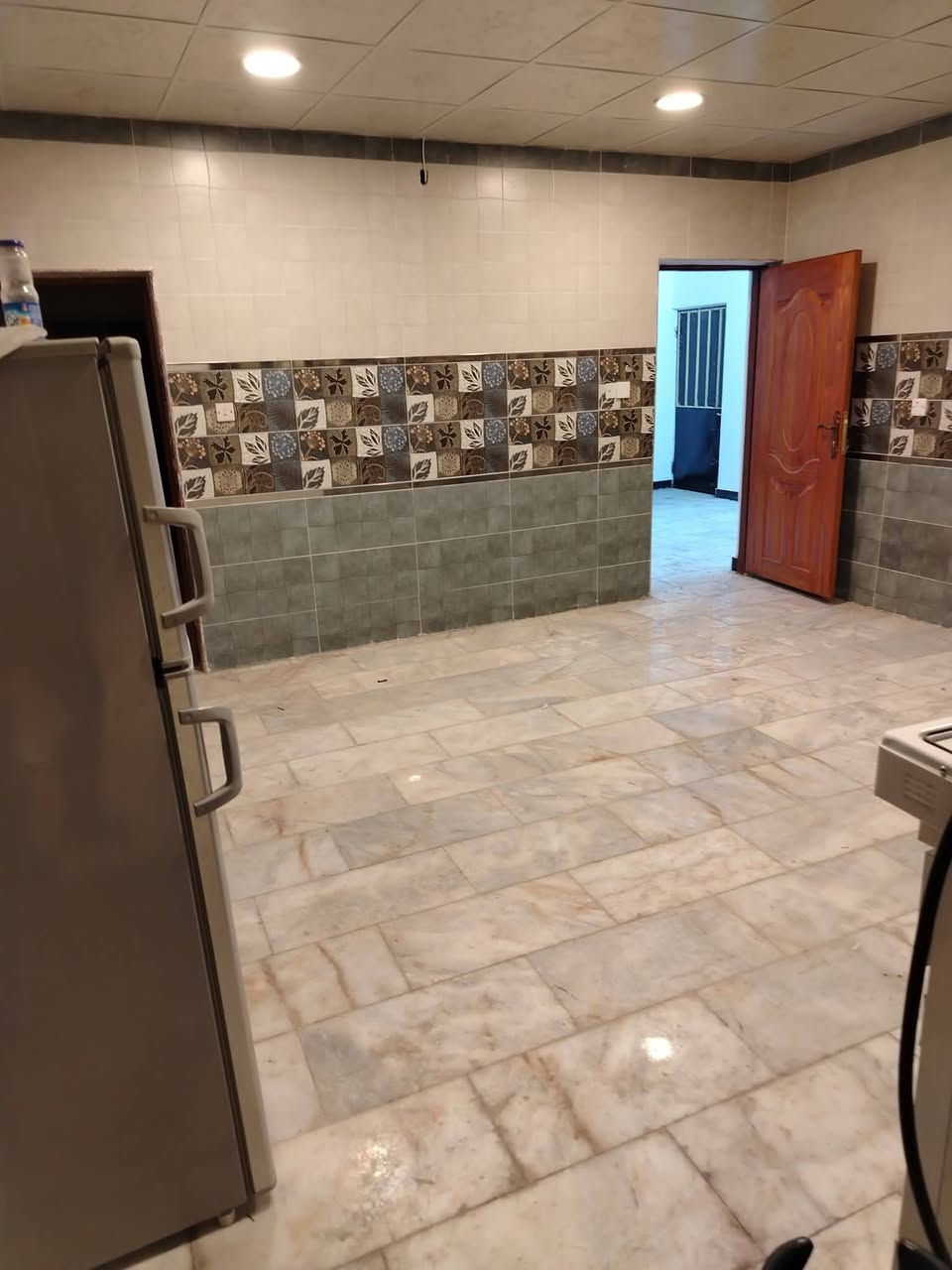 السلام عليكم يوجد لدينا دار للبيع مساحه 200 متر واجهه 10 ونزال 20يحتوي  على 4غرف نوم +ستقبال +مطبخ +حمامات عدد 2 ألبيت بناء طابوق عرض الشارع 15متر خدمات ماء مجاري وكهرباء نوع الملك طابو صرف فتح بيان ابسم المشتري  ابطابو الدوره   العنوان بغداد الدوره حي اسيا الحافات قرب السريع الجديد  من جهة. حي دجله الاستفسار اتصل على هاتف *********** /***********
