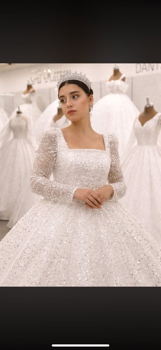 عرائس محمود الذنون 👗💙
لبيع وتاجير فساتين 👗
الموقع الموصل ناحيه القياره قريه جدعه مقابيل الخليل مول 
بل القرب من مول الحارث 
للاستفسار ***********
