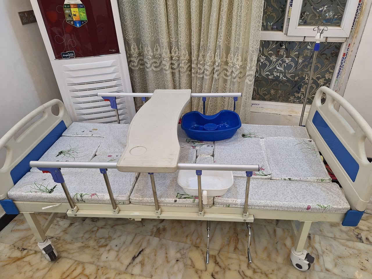 للبيع سريرطبي خمسة حركات مع فتحه وسطية للحمام قلاب يمين و يسار يصبح كرسي جديد غير مستخدم مشدود وجاهز السعر المطلوب ٣٠٠ الف موجوده سياره توصلكم للبيت مجانآ للتواصل ٠ ***********
