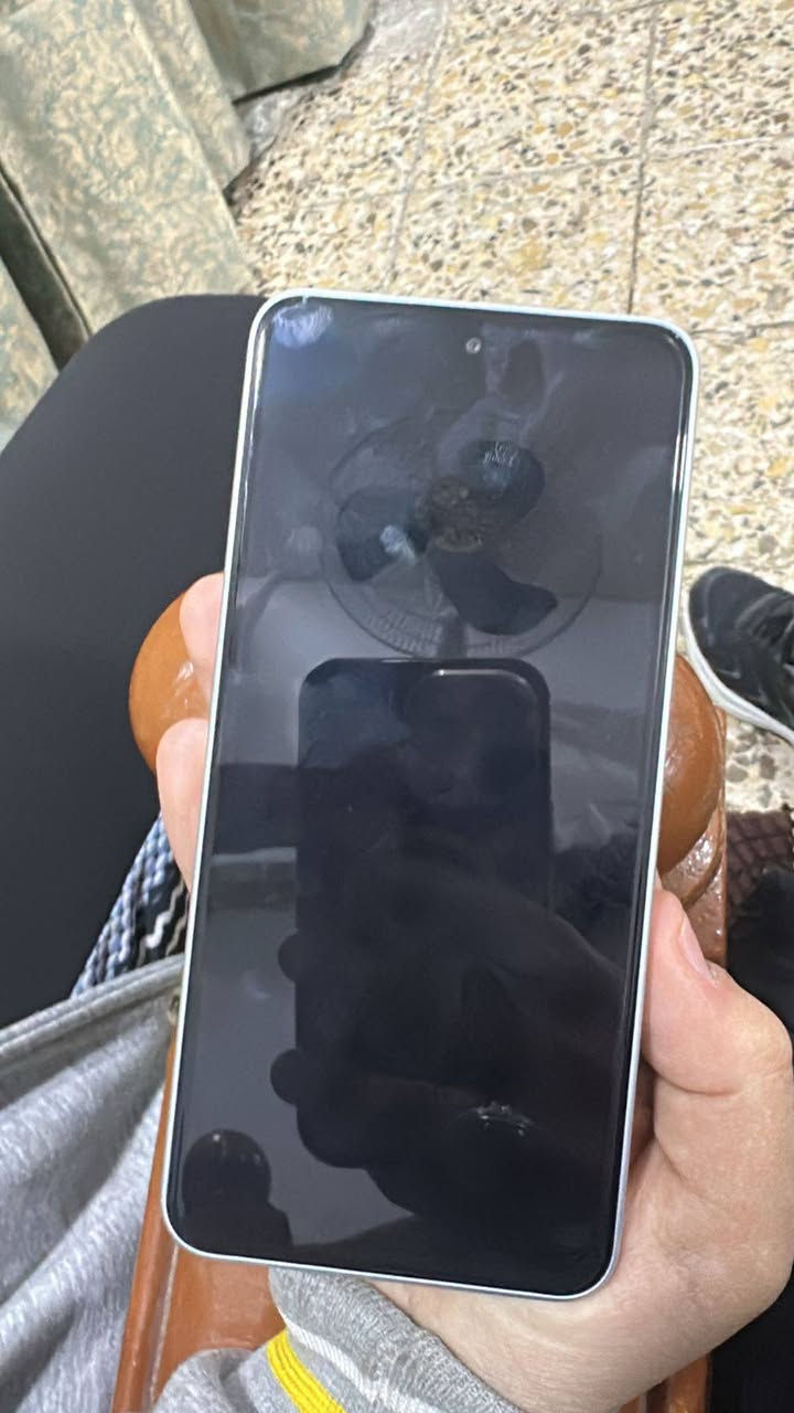 سلام عليكم تكنو بوفا ٧الترا5g استخدام١٠ بسعر٣٢٥ أو مراوس مكاني بغداد مدينه الصدر تواصل واتساب***********
هاي مواصفاته 
المعالج: MediaTek Dimensity 8350 Ultimate (بتقنية 4 نانومتر). 120فريم بل ببجي 
‏الشاشة
‏نوع الشاشة: AMOLED. 
‏معدل تحديث: 144 هرتز. 
‏حماية الشاشة: Corning Gorilla Glass 7i. 
‏سطوع : تقريبًا 4500 
‏الذاكرة والتخزين
‏السعة التخزينية: 256 جيجابايت
‏8 جيجا + 8 جيجا
‏الكاميرا الخلفية: 108 ميجابيكسل + 8 ميجابيكسل (عدسة عريضة جدًا أو “ultra-wide”) + فلاش مزدوج. 
‏الكاميرا الأمامية (سيلفي): 13 ميجابيكسل
‏البطارية والشحن
‏سعة البطارية: 6000 mAh. 
‏الشحن السلكي: 70 واط (الشحن سريع جدًا). 
‏الشحن اللاسلكي: 30 واط مغناطيسي. 
‏الشحن العكسي: يدعم شحن عكسي بقدرة 10
