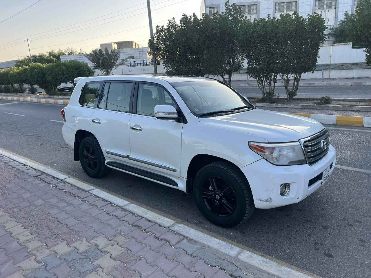 السلام عليكم لاندكروز 2012 بريم 8 سلندر 4600 رقم بغداد باسمي كفالة من الصبغ عدا الدعامية الامامية مصبوغه ومغلفه والدعامية الخلفية مبدلها بدعامية (سلك) بيها بارد بكم قطعه لكن البارد خفيف مو هواي ويلها الاصلي بس صابغه مكان السيارة العمارة بـ٣٢٠ وبيها مجال تجي وتشوفها وتشلع عيوني
***********
