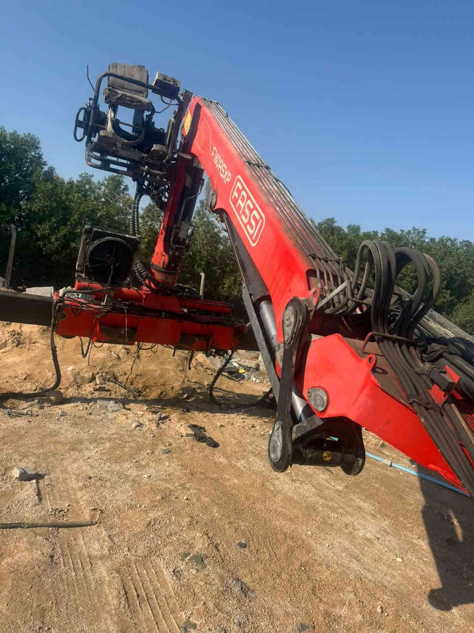 سلام عليكم كرين فاسى  للبيع حجم 160 ليفر حفار موديل 2013 
كرين جديد للاستفسار ***********
