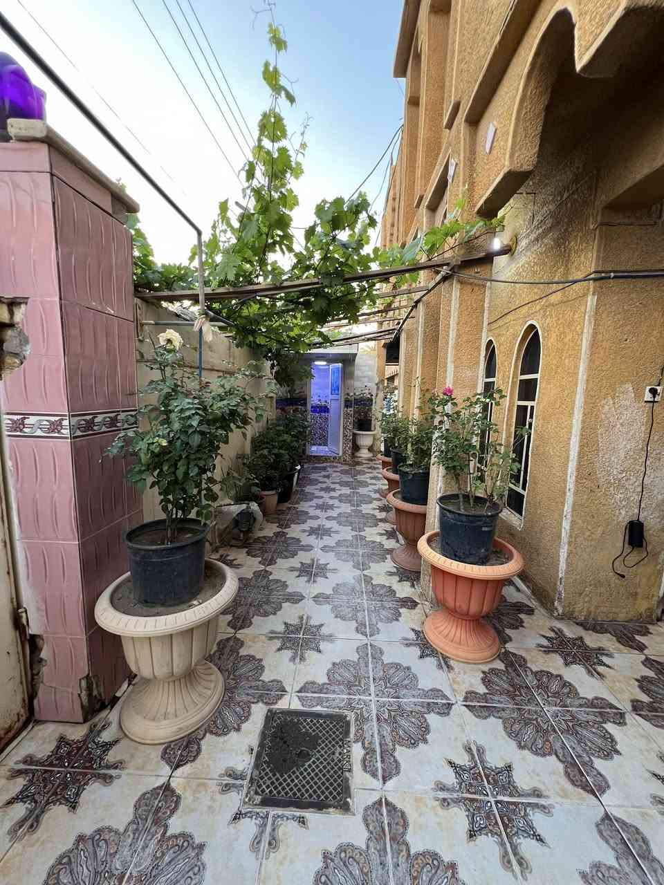 السلام عليكم
للبيع دار ملك صرف 200م طابقين في حي الشهداء 
يحتوي على أربع غرف منام و استقبال و هول وصالة ومطبخ وحمام داخلي وصحيات خارجية.
للاستفسار اكثر اتصل على الرقم 👇
*********** أو مراجعة مكتب آدراك للمحاماة والعقار أو المراسلة عبر الصفحة
