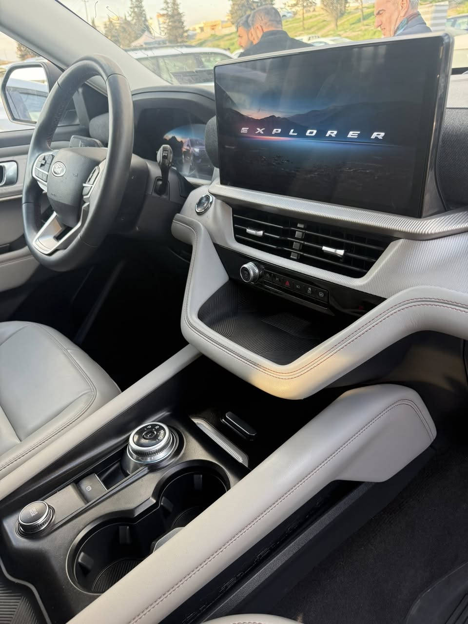 السلام عليكم ورحمة الله وبركاته 
🚗Ford explorer Active 4WD
وارد أمريكى شكل جديد
الموديل:2025شكل جديد
اللون:سمنتي مرغوب
المسافة المقطوعة 6000mil
حالة السيارة:بدون صبوغ بدون تبديل ايرباك ستيرن مرجع بيلادي
ملاحظة:السيارة بس الدعامية مبدل لايتات راديتر كلش بيلادي بشرط 
الموصفات
بصمة تشغيل
شاشة إلكترونية 
2كشنات كهربائية 
كشنات تدفئة
7 راكب
داخل بيج مميزة 
ويل 20ئينج
صور حادث و رقم شاصي موجودة
1FMUK8DH0SGA45326

☎️***********☎️
