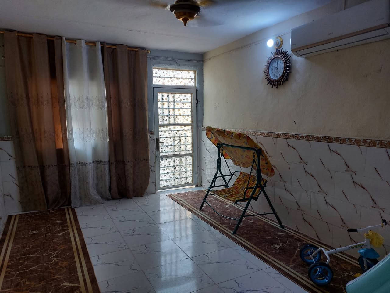 السلام عليكم مشتمل للبيع حي جهاد قرب سوق حي جهاد  بناءقديم للإستفسار اتصال ***********
