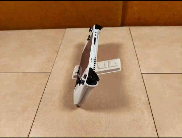 Asus ROG Ally z1
مستخدم ساعات فقط اجاني هدية جديد بعده باللوك مالته.

السعر 600 الف قفل 
تواصل *********** واتساب
 
المكان بغداد توصيل بغداد فقط 

مواصفات الجهاز💢
الشاشة: 7 بوصة، لمس، بدقة 1080 بكسل (FHD)، معدل تحديث 120 هرتز،، تدعم FreeSync.
المعالج: AMD Ryzen Z1 اقوة معالج بجيلة 
الذاكرة العشوائية (RAM): 16 جيجابايت LPDDR5 بسرعة 6400 ميجاهرتز.
التخزين: 512 جيجابايت PCIe 4.0 NVMe M.2 SSD، مع دعم توسيع التخزين عبر بطاقة microSD UHS-II.
نظام التشغيل: Windows 11.
الصوت: سماعات ستيريو مدمجة مع تقنية Dirac HD Sound.
الاتصال: Wi-Fi 6E، وبلوتوث 5.2.
البطارية: بطارية بسعة 6000 مللي أمبير في الساعة مع دعم الشحن السريع بقوة 65 واط.
المنافذ: منافذ USB-C للشحن وتوصيل ملحقات خارجية، ومنفذ سماعة رأس 3.5 ملم.
ميزات إضافية: تصميم مريح، نظام تبريد حراري Zero Gravity، دعم الاتصال بوحدات معالجة الرسومات الخارجية (XG Mobile).
