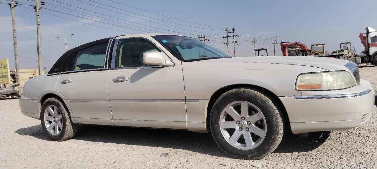 لينكولن تاون كار موديل 2000 محدثه 2007 داخل وخارج على وضع الشركه بأسمي رقم كربلاء ناصرية ***********
