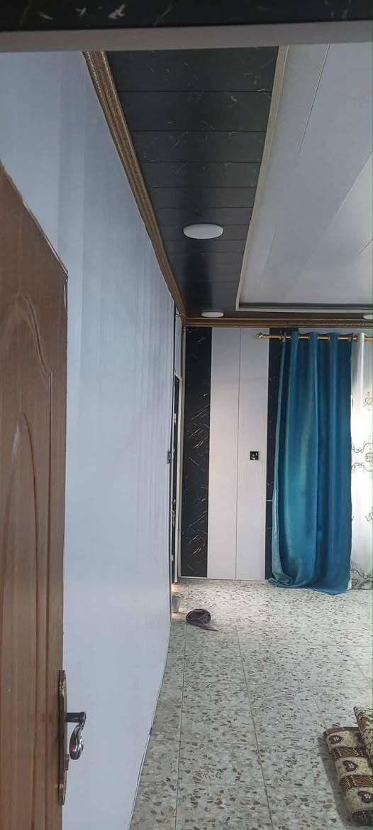 دار للبيع في منطقة عنانه اصلاح زراعي متكون الدار من غرفتين نوم و كلدور و ستقبال و مطبخ مجمع صحيات البيت فارغ ويصح للسكن مساحة الدار 270 متر الشارع عرضه 5 امتار يبعد عن الشارع العام 200 متر قريب علئ المدارس السعر 35 وبي مجال اتصل وتدلل ***********
