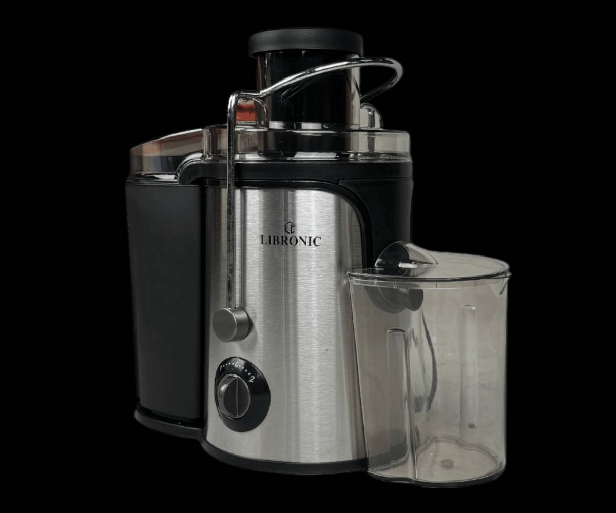 معصارة فواكه من ليبرونيك LC-336

الاستخدامات

تحضير العصائر الطازجة من الفواكه والخضروات الصلبة والناعمة

مناسب للاستخدام المنزلي أو التجاري في المطاعم الصغيرة

إنتاج عصائر صحية بشكل سريع وفعال

المميزات

تصميم عصري وأنيق مصنوع من الفولاذ المقاوم للصدأ لضمان المتانة والجودة

سهولة الفك والتركيب للتنظيف اليومي

قناة إدخال واسعة بقطر 70 مم لاستيعاب الفواكه كاملة دون تقطيع مسبق

محرك قوي بقدرة 950 واط لتوفير أداء ممتاز وسرعة في العصر

إعداد سرعتين لتناسب مختلف أنواع الفواكه والخضروات

حاوية لب السائل بسعة 500 مل وحاوية عصير بسعة 1 لتر

أبعاد المنتج: ارتفاع 31 سم، عرض 29 سم، طول 20 سم

طول السلك الكهربائي: 100 سم

قاعدة مقاومة للانزلاق لضمان الثبات أثناء التشغيل

فلتر داخلي مصنوع من الفولاذ المقاوم للصدأ لضمان تنقية العصير من الشوائب

ضمان لمدة سنة واحدة من تاريخ الشراء